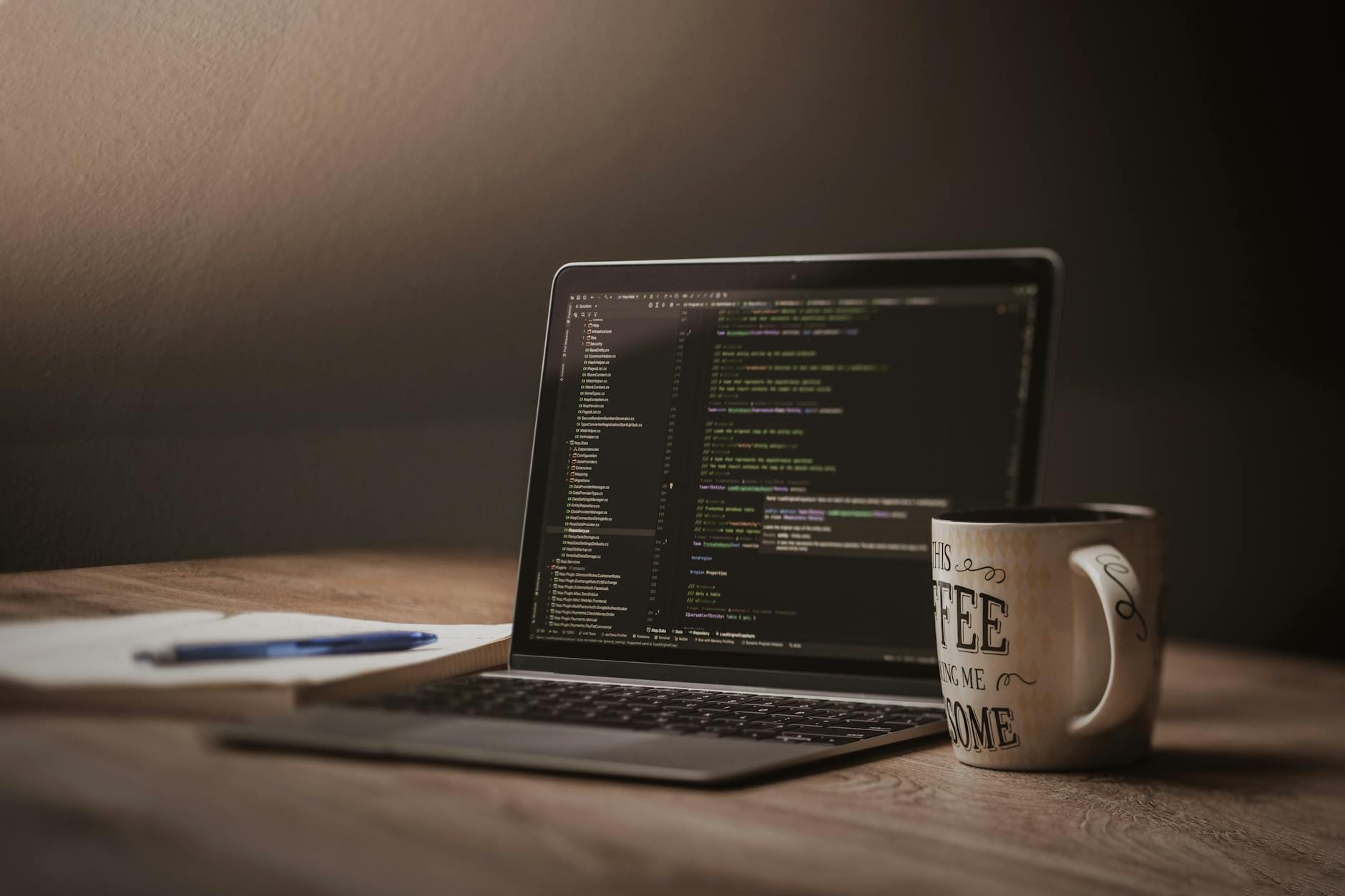 Biurko początkującego programisty Java z laptopem, kawą i notatnikiem