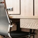 Nowoczesne biurko z drewna i metalowe krzesło w minimalistycznym biurze