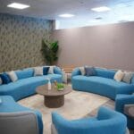 Nowoczesny salon z niebieskimi sofami i przytulnymi dodatkami