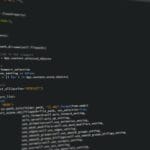 Zbliżenie ekranu komputera z kolorowym kodem programistycznym