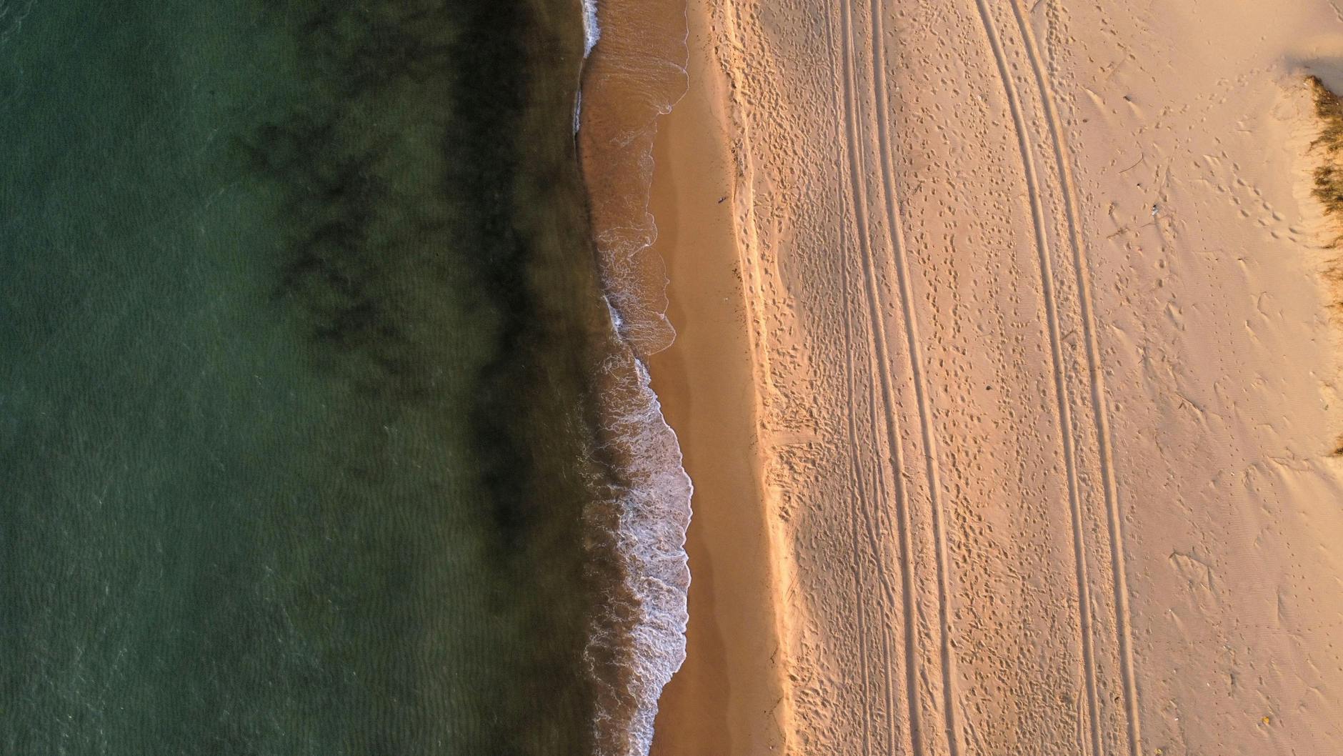 Lotniczy widok spokojnej plaży z falami w Béja w Tunezji
