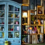 Nowoczesny salon z regałem na wymiar i miejscem na telewizor