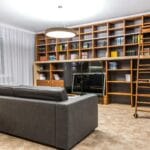 Salon z drewnianym regałem na wymiar i wygodną sofą