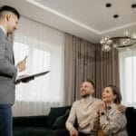 Para rozmawia z projektantem w nowoczesnym salonie