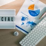 Biurko z klawiaturą, hashtagiem i wykresem analityki social media