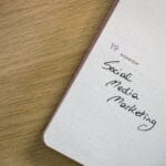 Zbliżenie na notatnik z odręcznym napisem Social Media Marketing
