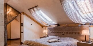 Elegancka sypialnia z luksusową pościelą, drewnem i zasłonami